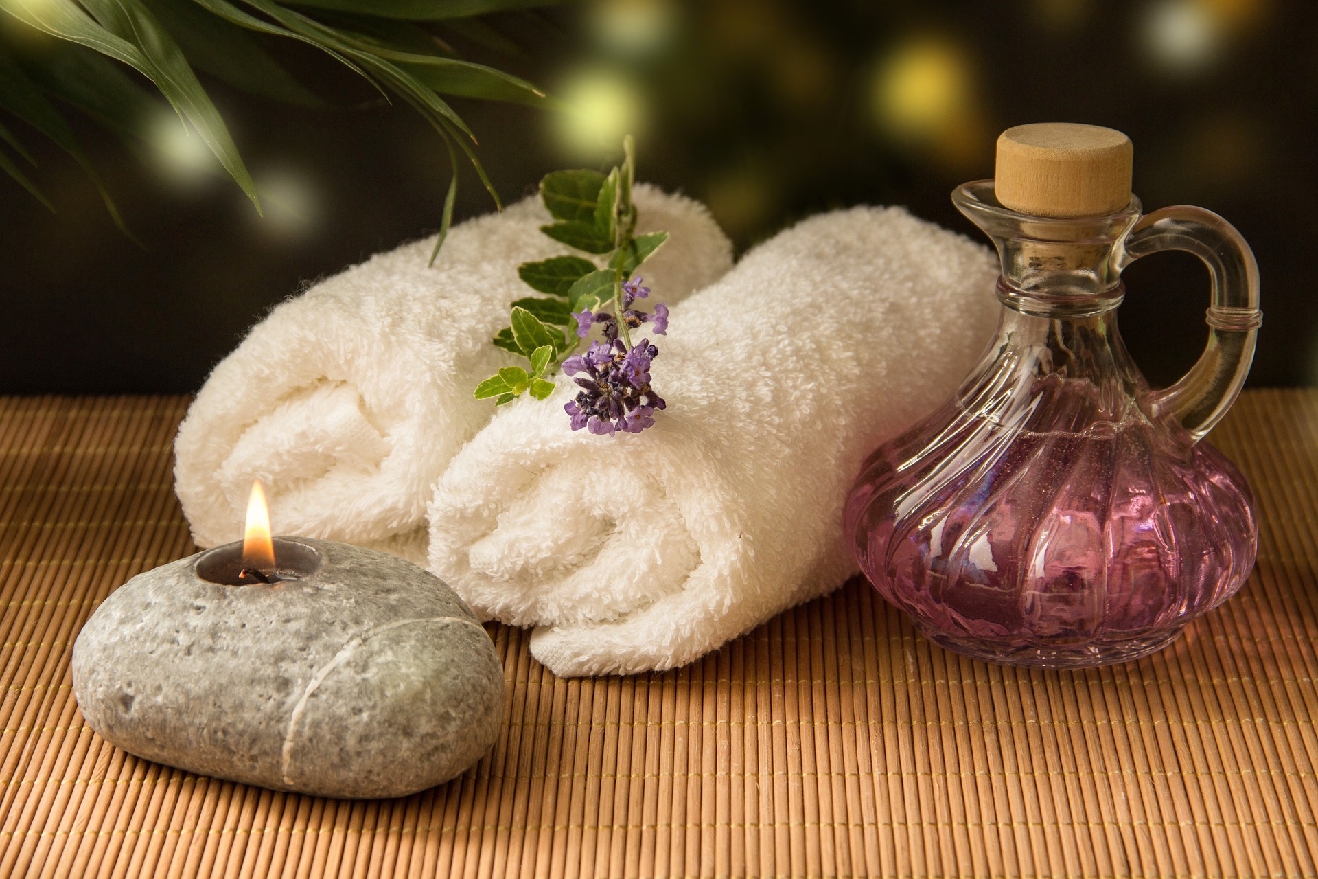 cadre zen avec serviette chaudes et huiles essentielles pour des massage détente à Lyon